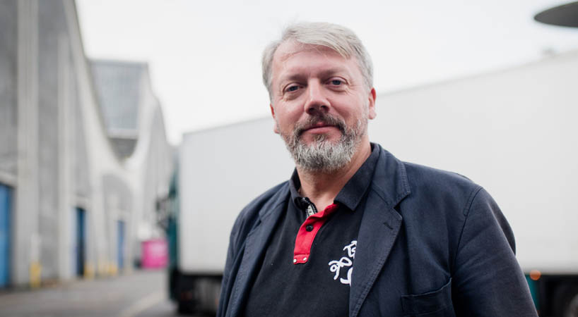 Ein Foto von Jörg Bedrich aus der Leitung Marktaufsicht und Veranstaltungsmanagement vor der Großmarkthalle