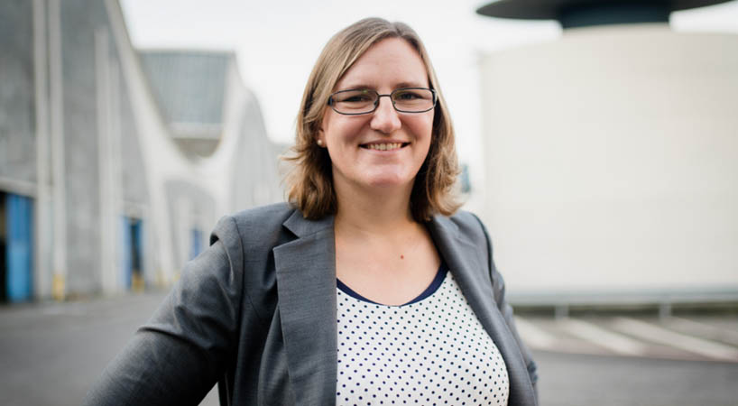 Ein Foto von Cornelia Gräfin von Westarp der Assistenz der Geschäftsführung und dem Qualitätsmanagement vor der Großmarkthalle