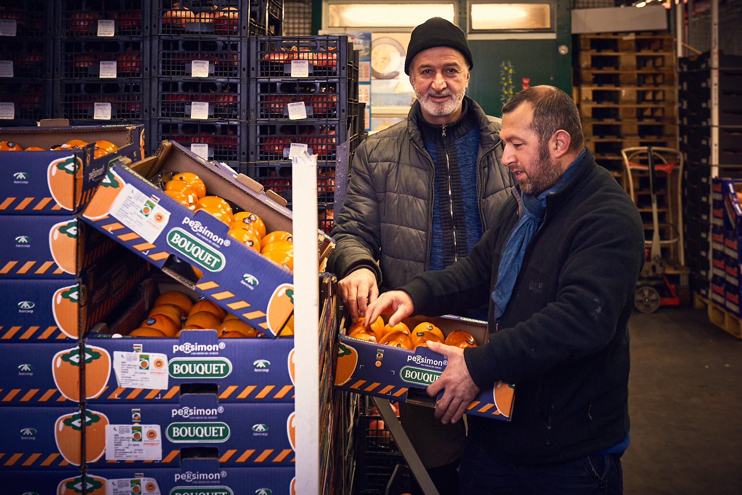 Ein Einkäufer prüft das Obst auf dem Großmarktgelände.