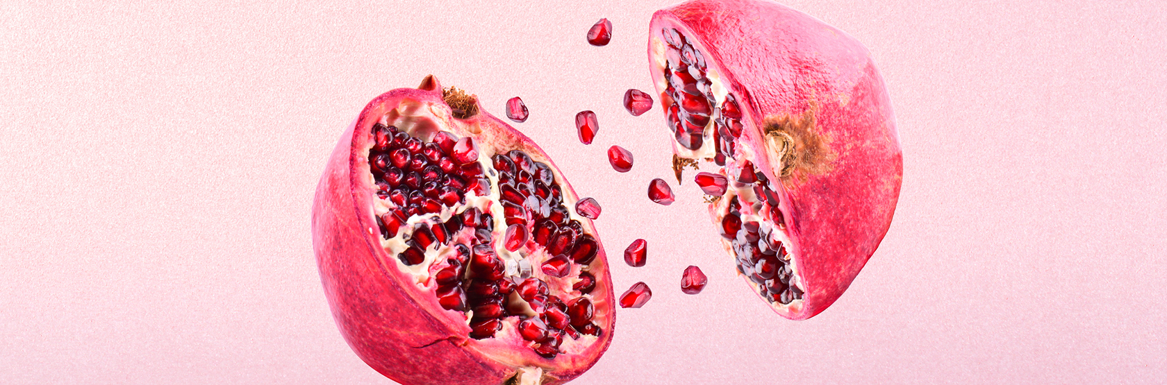 Zerteilter Granatapfel mit frischen Granatapfel Kernen