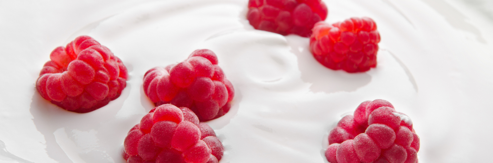 Nahaufname von frischen Himbeeren im Joghurt