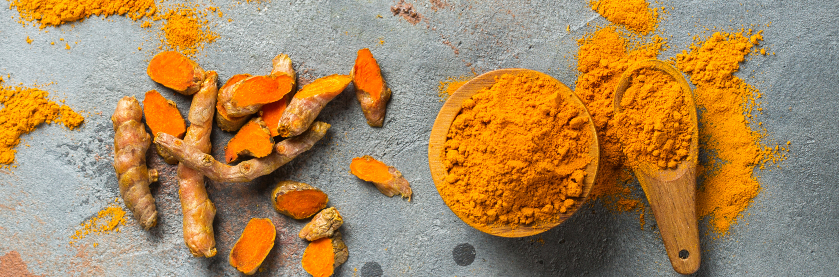 Aufnahme von Curcuma und Pulversisiertem Curcuma