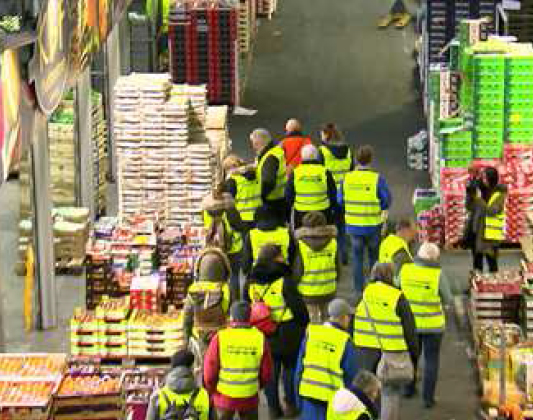 Eine Gruppe von Teilnehmern einer Großmarkt-Führung bei der Besichtigung der Großmarkthalle