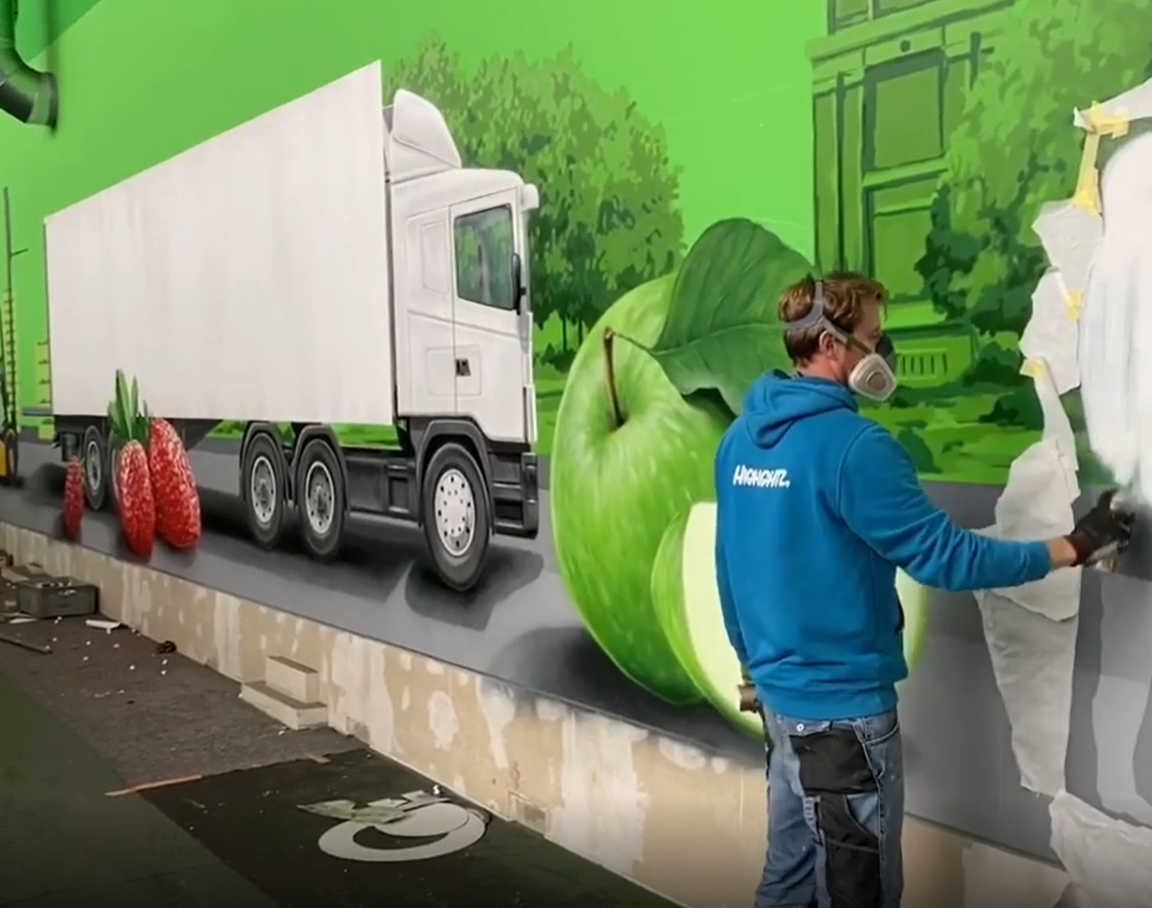 Ein Großmarkt-Graffiti wird an eine Wand in der Großmarkthalle gesprüht