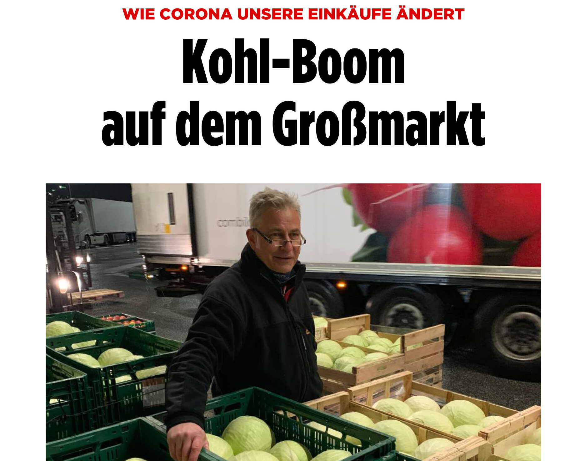 Großhändler Jörn Reimers steht zwischen Kohlkisten