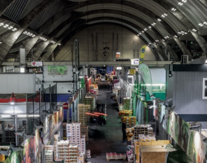 Ein Gang in der Großmarkthalle während der Handelszeit