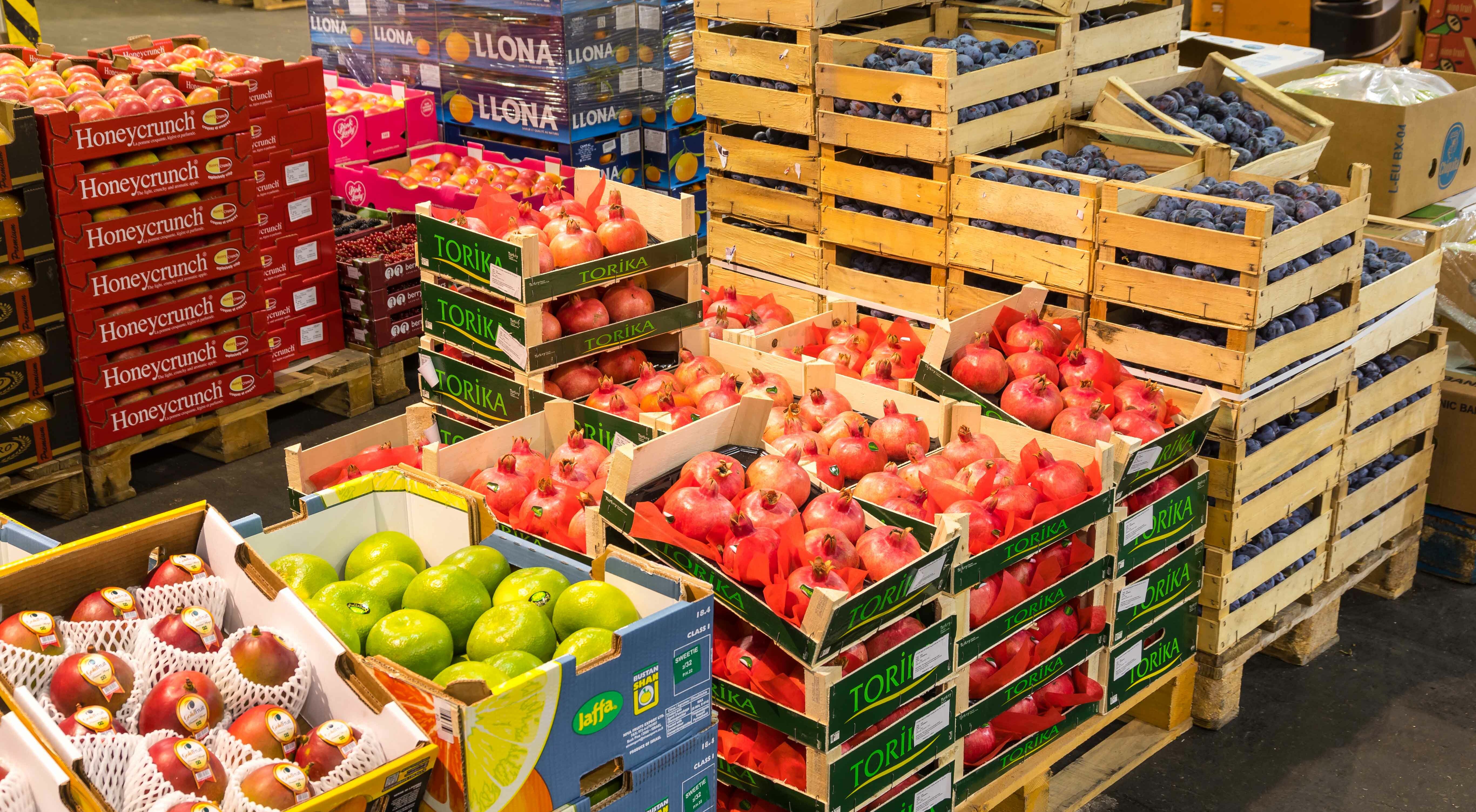 Paletten mit Obst in der Großmarkthalle